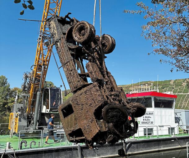 Der Schwimmgreifer „Kalmar“ des Wasserstraßen- und Schifffahrtsamts zieht den Lkw aus dem Wasser.