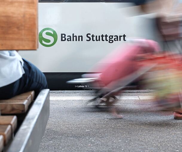 In einer S-Bahn randaliert am Mittwochnachmittag ein Mann.