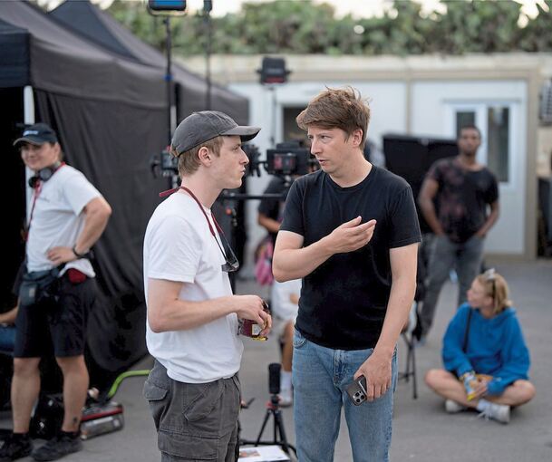 Christopher Zwickler (links) mit Hauptdarsteller Louis Hofmann beim Dreh von „23.000 Leben“.