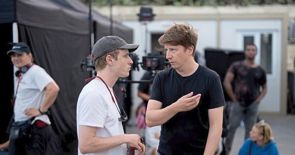 Christopher Zwickler (links) mit Hauptdarsteller Louis Hofmann beim Dreh von „23.000 Leben“.