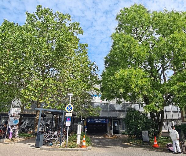 Seit Mai wird das Parkhaus neben dem Klinikum saniert. Durch die Bauarbeiten sind die Behindertenparkplätze (sonst links im Erdgeschoss) in die Ebene 6 gewandert. Das sorgt für Ärger.