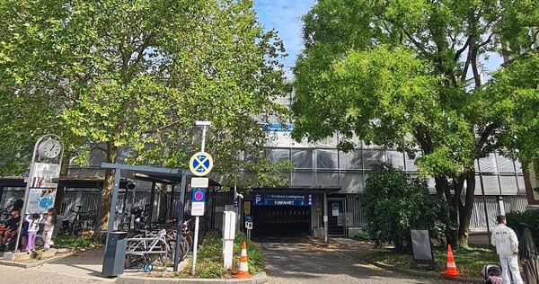 Seit Mai wird das Parkhaus neben dem Klinikum saniert. Durch die Bauarbeiten sind die Behindertenparkplätze (sonst links im Erdgeschoss) in die Ebene 6 gewandert. Das sorgt für Ärger.