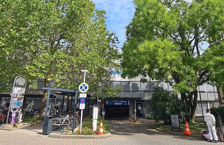Seit Mai wird das Parkhaus neben dem Klinikum saniert. Durch die Bauarbeiten sind die Behindertenparkplätze (sonst links im Erdgeschoss) in die Ebene 6 gewandert. Das sorgt für Ärger.