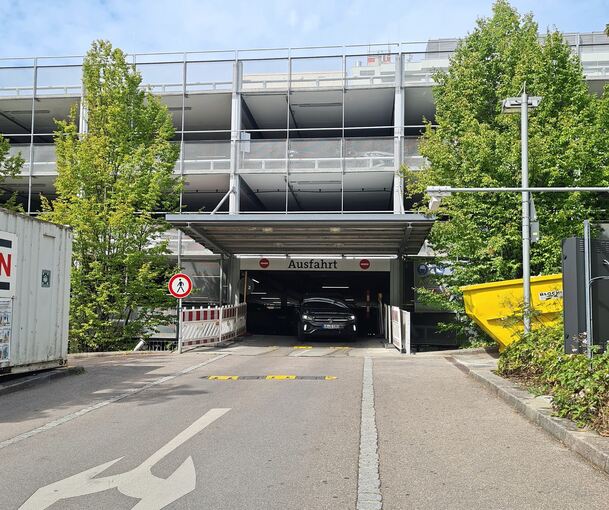 Auch die Ausfahrt an der Harteneckstraße wird noch saniert. Künftig sollen hier sowohl Ein- wie auch Ausfahrt liegen, um den Bereich vor dem Haupteingang an der Wendeplatte zu entlasten.