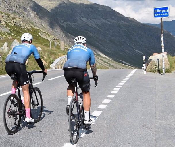 Mit dem Rennrad fahren Achim Dieterich und Kevin Quinter über die Alpen.