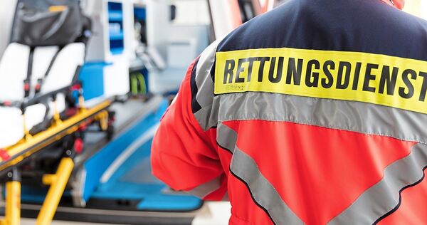 Der Rettungsdienst bringt den 79-Jährigen in ein Krankenhaus.