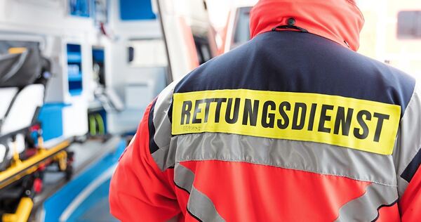 Die Rentnerin wurde vom Rettungsdienst in ein Krankenhaus gebracht