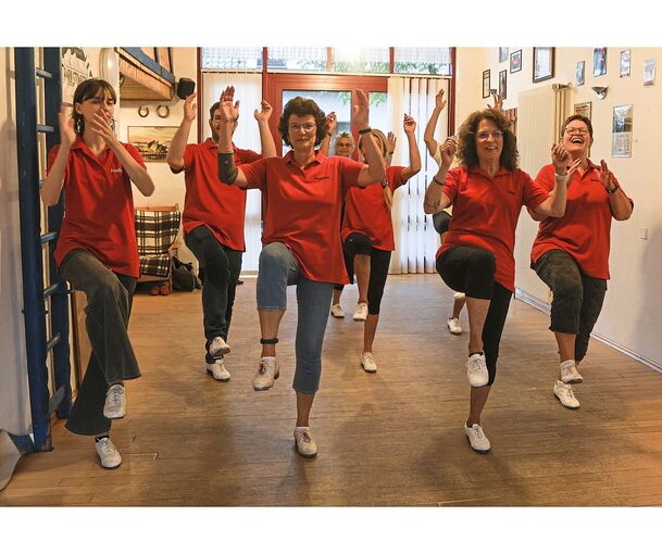 Statt klassischer Paartänze stehen beim Clogging schnelle Schrittfolgen, rhythmische Fußarbeit und das gemeinsame Tanzen in Reihen und Formationen im Mittelpunkt.