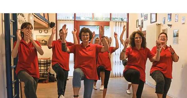 Statt klassischer Paartänze stehen beim Clogging schnelle Schrittfolgen, rhythmische Fußarbeit und das gemeinsame Tanzen in Reihen und Formationen im Mittelpunkt.