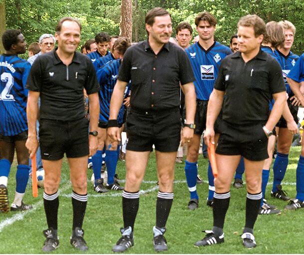 Zvonko Mahmet (rechts) schafft es als Linienrichter bis in die drittklassige Oberliga.