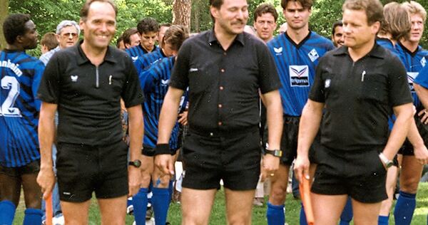 Zvonko Mahmet (rechts) schafft es als Linienrichter bis in die drittklassige Oberliga.