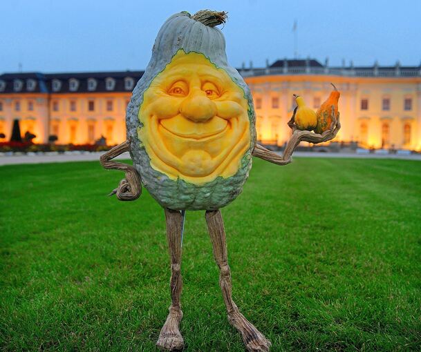 Ab sofort wohnen geschnitzte Hubbard-Kürbis-Figuren im Blühenden Barock. Ab sofort wohnen geschnitzte Hubbard-Kürbis-Figuren im Blühenden Barock.