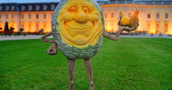 Ab sofort wohnen geschnitzte Hubbard-Kürbis-Figuren im Blühenden Barock.