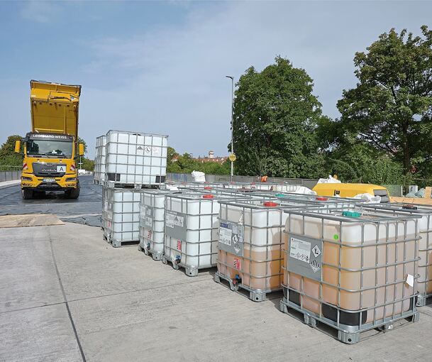 In den IBC-Containern befindet sich das Material, das später in die Poren des Spezialasphalts gefüllt wird und für längere Haltbarkeit sorgen soll.