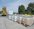 In den IBC-Containern befindet sich das Material, das später in die Poren des Spezialasphalts gefüllt wird und für längere Haltbarkeit sorgen soll.