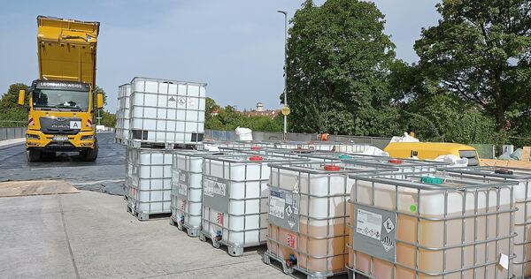 In den IBC-Containern befindet sich das Material, das später in die Poren des Spezialasphalts gefüllt wird und für längere Haltbarkeit sorgen soll.