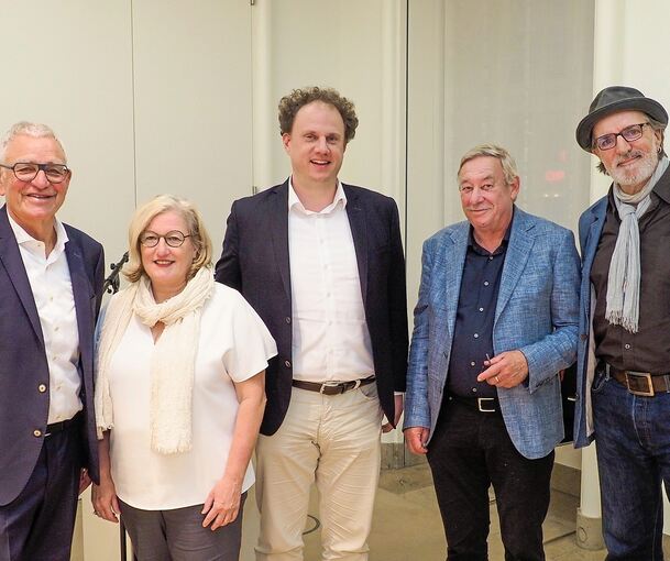 Zum Abschied von Ralph Thoms (links) als Leiter von NaturVision kam 2023 selbstverständlich auch Andreas Hoppe (rechts), der seit 2010 Wegbegleiter des Filmfestivals und in Ludwigsburg von Anfang an Pate war. Auch Christoph (2.v.r.) von der „Sendung