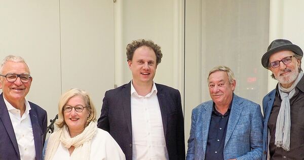 Zum Abschied von Ralph Thoms (links) als Leiter von NaturVision kam 2023 selbstverständlich auch Andreas Hoppe (rechts), der seit 2010 Wegbegleiter des Filmfestivals und in Ludwigsburg von Anfang an Pate war. Auch Christoph (2.v.r.) von der „Sendung