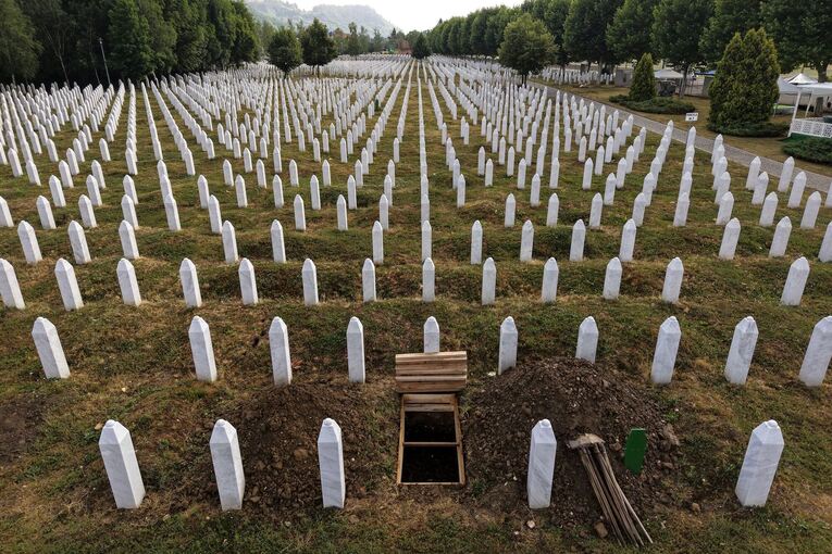 Nach dem Massaker von Srebrenica Nach dem Massaker von Srebrenica