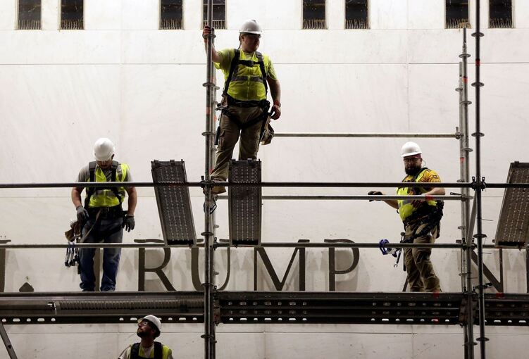 Trumps Name von Kennedy Center entfernt Trumps Name von Kennedy Center entfernt