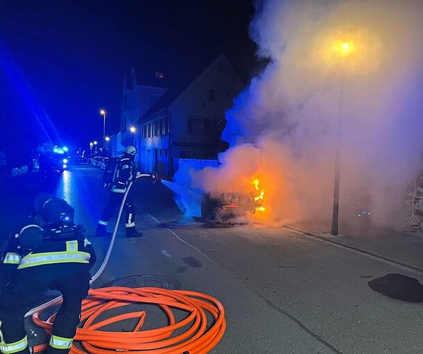 Durch das schnelle und gezielte Eingreifen konnte eine Ausbreitung des Feuers verhindert und der Fahrzeugbrand zügig gelöscht werden.