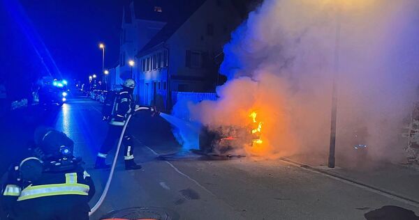 Durch das schnelle und gezielte Eingreifen konnte eine Ausbreitung des Feuers verhindert und der Fahrzeugbrand zügig gelöscht werden.