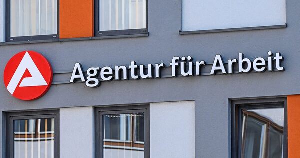 Auch im Sommermonat August stieg die Arbeitslosigkeit vorerst insgesamt an.