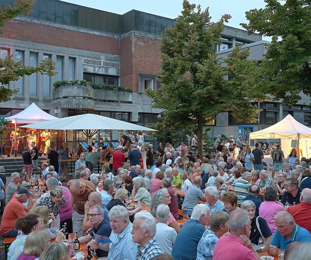 Dicht an dicht sitzen die Besucher auf den Bierbänken vor dem Rathaus.