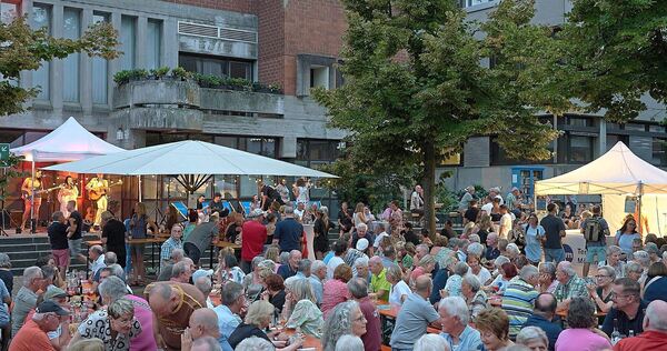 Dicht an dicht sitzen die Besucher auf den Bierbänken vor dem Rathaus.