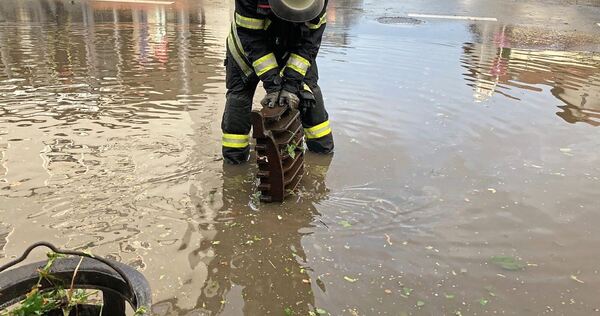 Die Feuerwehr ist am Freitagmorgen im Dauereinsatz.
