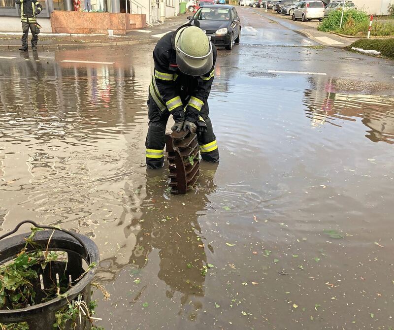 Die Feuerwehr ist am Freitagmorgen im Dauereinsatz.