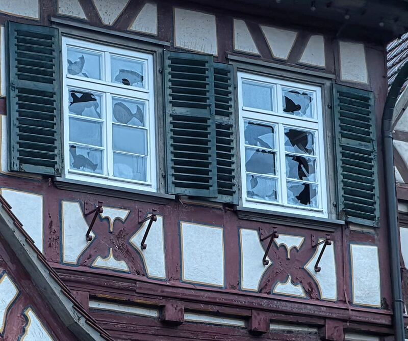 In Steinheim hat das Unwetter Fenster des historischen Rathauses beschädigt.