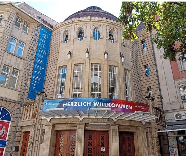 Jugendstil-Kleinod, das den Zweiten Weltkrieg wie durch ein Wunder ohne größere Schäden überstanden hat: das Alte Schauspielhaus.