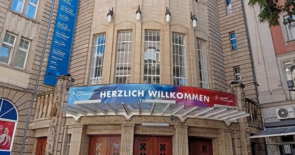 Jugendstil-Kleinod, das den Zweiten Weltkrieg wie durch ein Wunder ohne größere Schäden überstanden hat: das Alte Schauspielhaus.