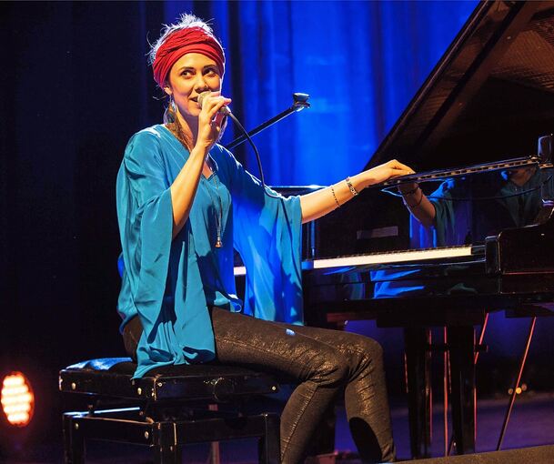 Die aus der Region stammende Jazzsängerin und Pianistin Olivia Trummer spielt ihr Programm „Songbook“ am 10. Oktober in der Stadthalle Maulbronn im Areal des berühmten Klosters.