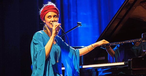 Die aus der Region stammende Jazzsängerin und Pianistin Olivia Trummer spielt ihr Programm „Songbook“ am 10. Oktober in der Stadthalle Maulbronn im Areal des berühmten Klosters.