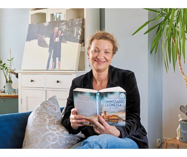 „Commissario Leonessa: Tod am Gardasee“: Das Schreiben ihres ersten Krimis hat Julia Haussmann geholfen, den Tod ihrer Mutter zu verarbeiten.