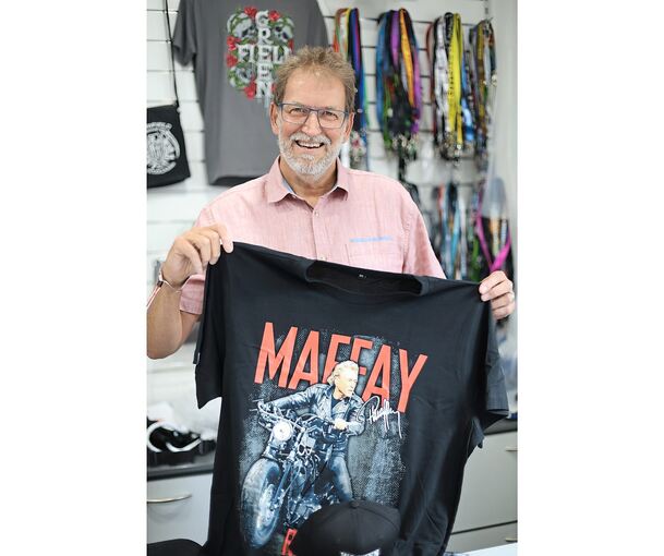 Davon träumen Maffay-Fans: Edgar Braune verkauft die T-Shirts bei Konzerten des Künstlers.