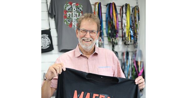Davon träumen Maffay-Fans: Edgar Braune verkauft die T-Shirts bei Konzerten des Künstlers.