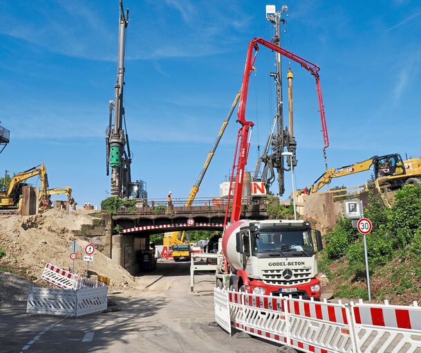 Mit schwerem Gerät wird an der Eisenbahnbrücke in der August-Bebel-Straße gearbeitet.