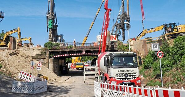 Mit schwerem Gerät wird an der Eisenbahnbrücke in der August-Bebel-Straße gearbeitet.