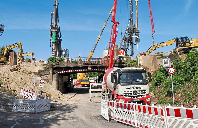 Mit schwerem Gerät wird an der Eisenbahnbrücke in der August-Bebel-Straße gearbeitet.