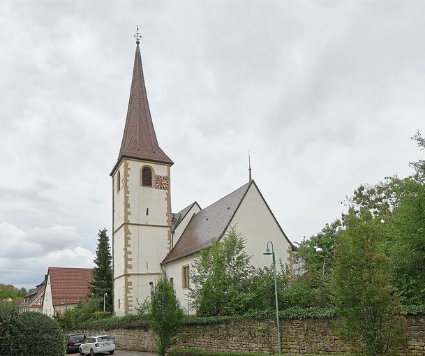Ein Unbekannter hat in der Neckargröninger Martinskirche ein Hakenkreuz in eine Holzbank geritzt.