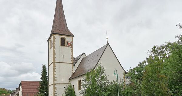Ein Unbekannter hat in der Neckargröninger Martinskirche ein Hakenkreuz in eine Holzbank geritzt.