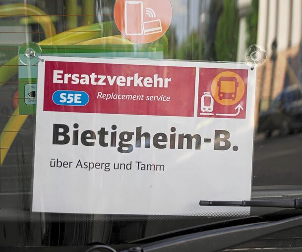 Unter anderem für die S-Bahn gibt es einen Ersatzbus zwischen Ludwigsburg und Bietigheim, der dort aber relativ weit entfernt vom ZOB hält, um den regulären Linienbetrieb nicht zu behindern.