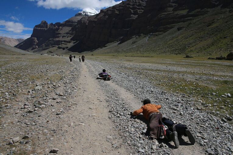 Tibetische Pilger umrunden den Berg Kailash