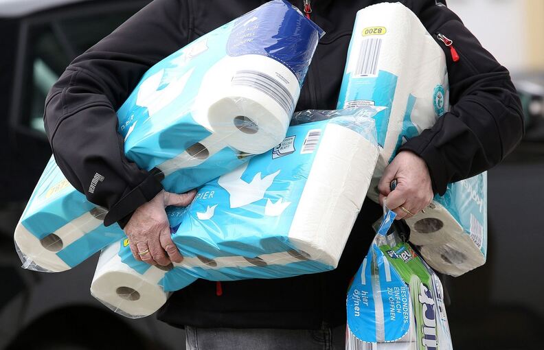 Toilettenpapier und Küchenrollen Toilettenpapier und Küchenrollen