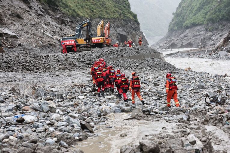 Sturzflut an Grenze zwischen China und Nepal
