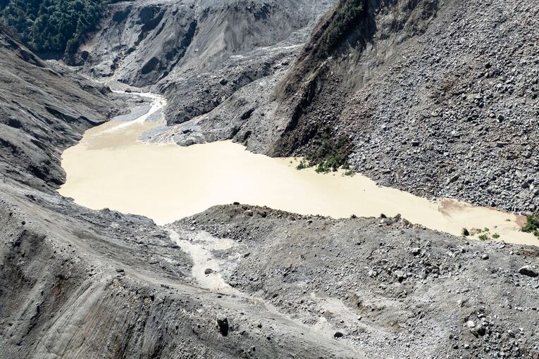Sturzflut an Grenze zwischen China und Nepal
