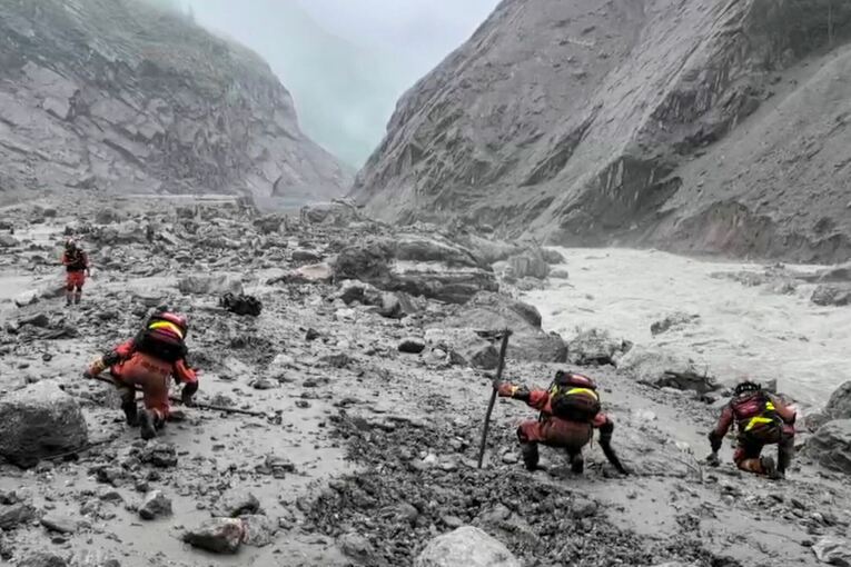 Sturzflut an Grenze zwischen China und Nepal